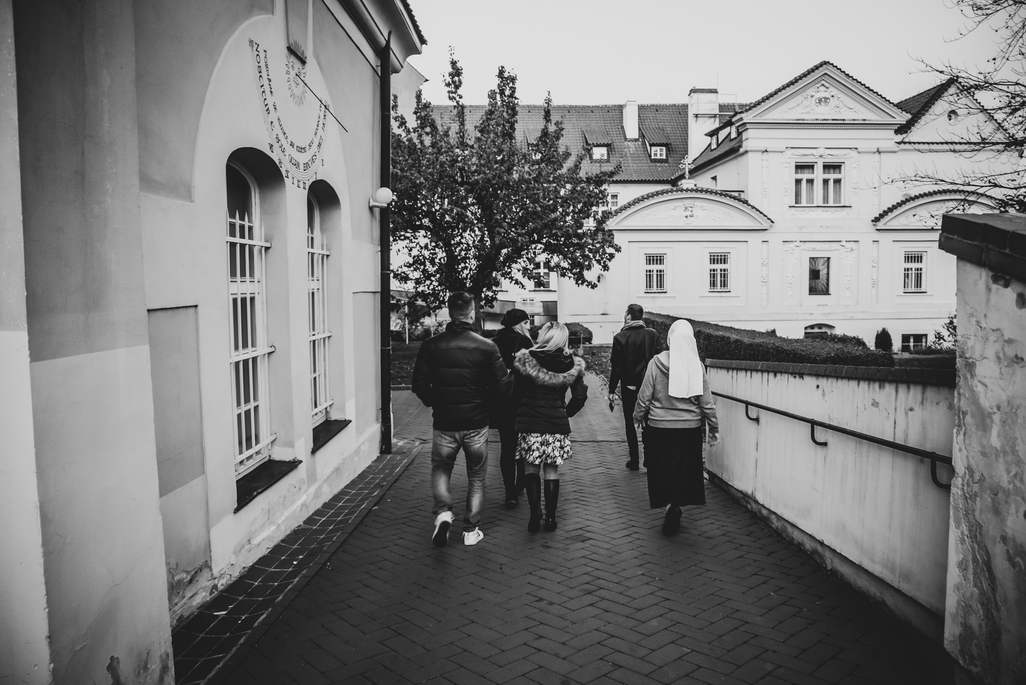 Umělecká skupina tlusá čára, odchod z Nemocnice Milosrdných sester sv. Karla Boromejského v Praze, foto: Jana Plavec